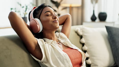 mujer, en casa con auriculares y música