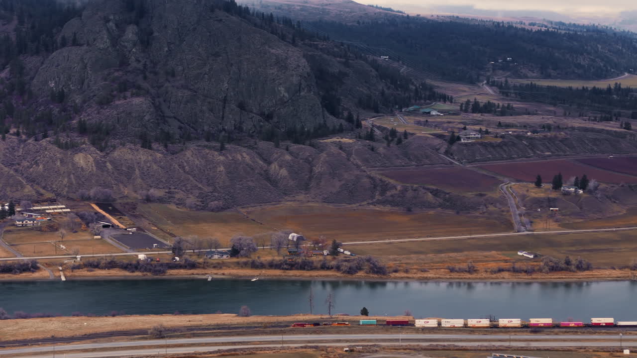 raíles de hierro al lado de senderos de agua: la escena del río thompson