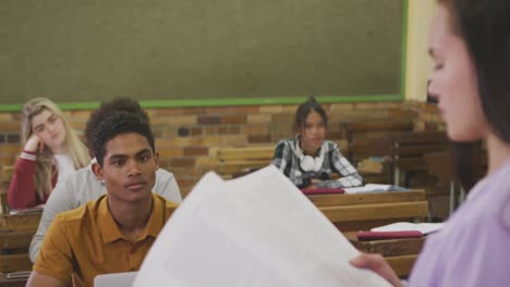 Niña-Caucásica-De-Secundaria-Hablando-Con-Un-Grupo-De-Adolescentes.