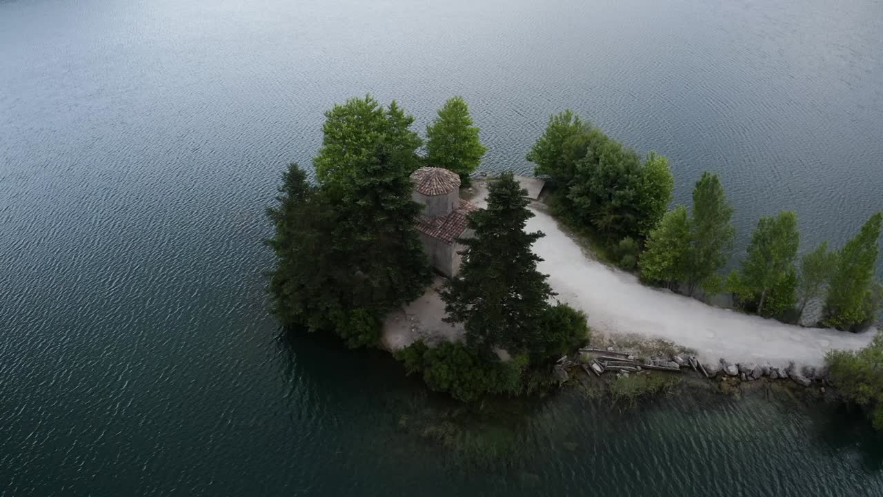 маленькая церковь посреди озера докса