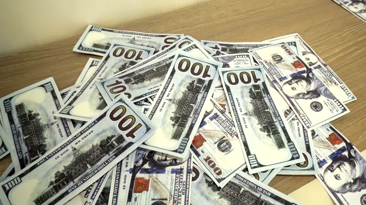 los billetes de cien dólares que caen de cerca