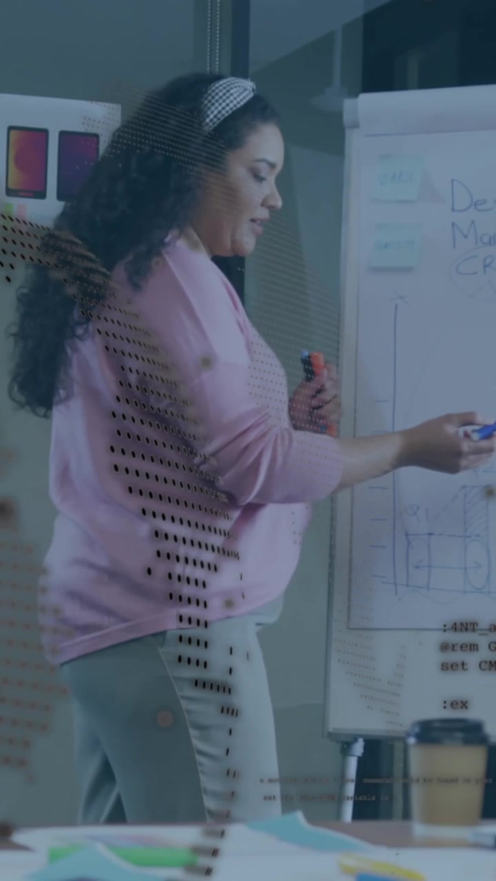 Animazione di un mappamondo che ruota e elaborazione dati sopra una donna che tiene una presentazione in ufficio