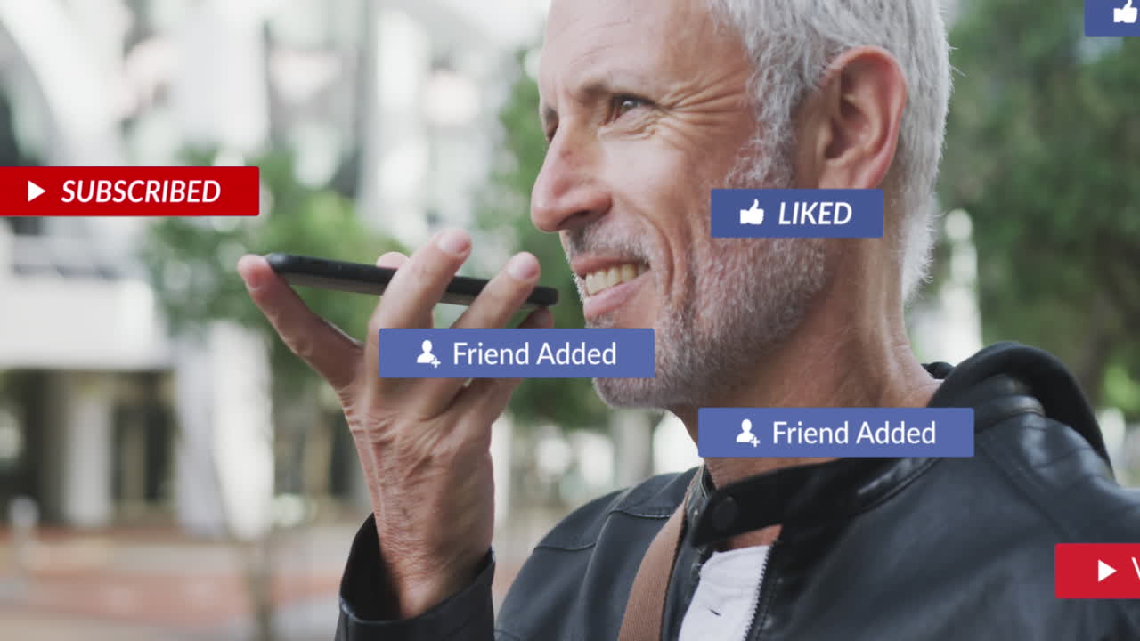 animación de iconos de redes sociales sobre un hombre mayor que usa un teléfono inteligente