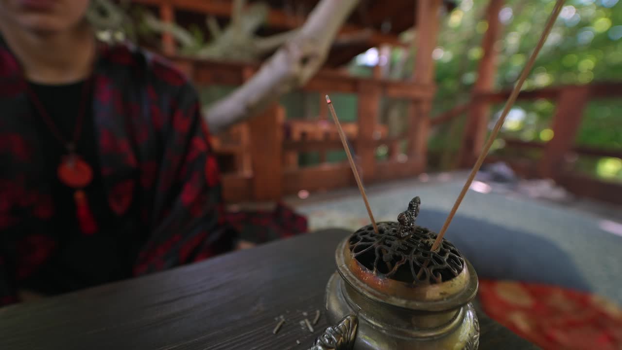 마당 에 있는 향소 불기