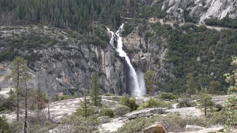 Sentinel-Falls-Im-Yosemite-Nationalpark-In-Kalifornien,-Dolly-Aufnahme-Von-Rechts