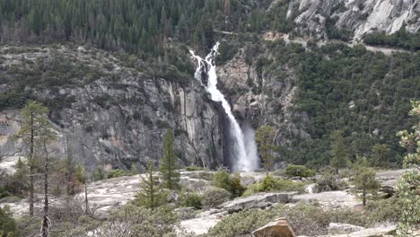 sentinel falls en el parque nacional de yosemite california, dolly right shot
