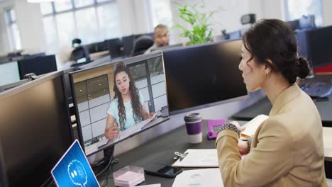 personas de negocios diversas haciendo videollamadas y usando computadora portátil con chat digital en la pantalla en la oficina