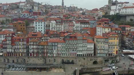 Centro-De-La-Ciudad-De-Oporto-Por-Drone,-Torre-De-Dos-Clérigos