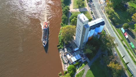 Rosario-Argentina-Provincia-De-Santa-Fe-Imágenes-Aéreas-Con-Drones-De-La-Ciudad-Vistas-Del-Barco-Dragador-Del-Río-Paraná-Junto-A-Silos