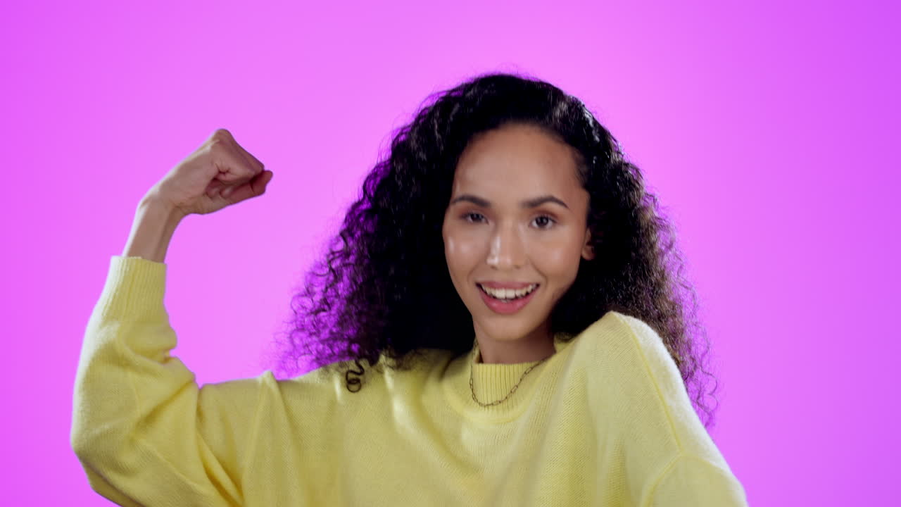 flexionando, feliz y la cara de una mujer en un estudio