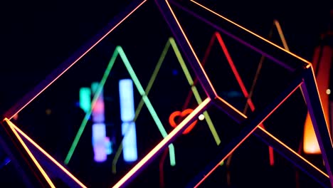 brillantes formas geométricas adornan la escena en la fiesta nocturna al aire libre.
