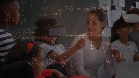 ecuaciones matemáticas contra la maestra caucásica sonriendo y los estudiantes usando auriculares vr