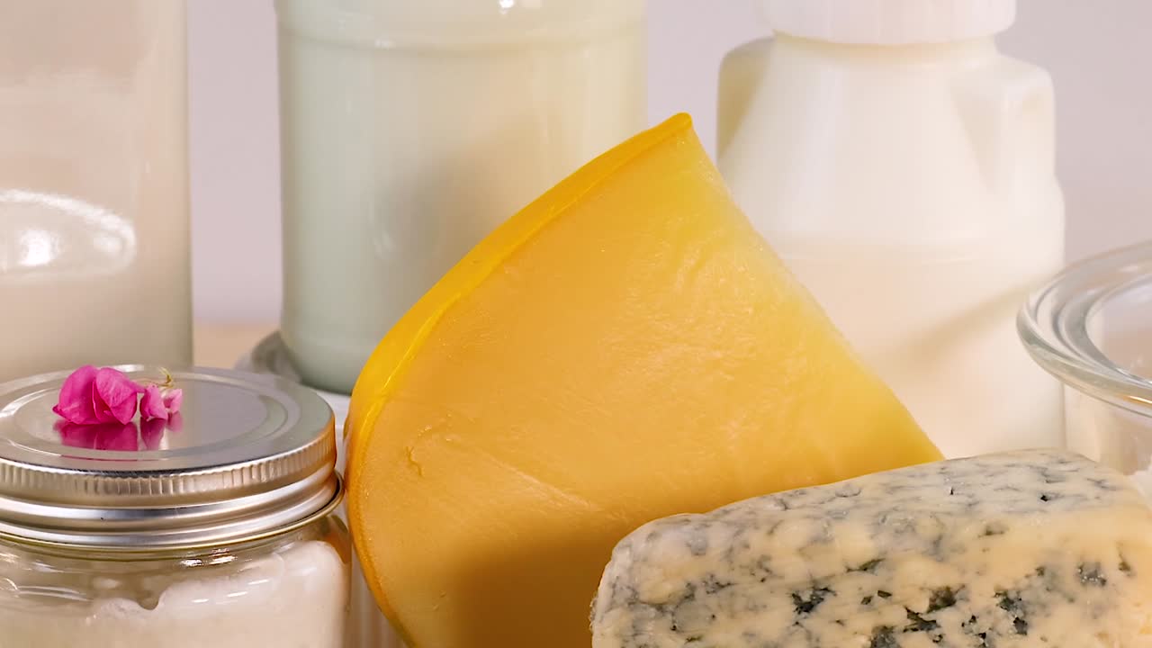 varios productos lácteos dispuestos en una mesa