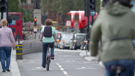 Leute,-Die-über-Die-Westminster-Bridge-Radeln