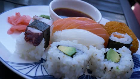comida asiática, muestra, agarrando el rollo de sushi