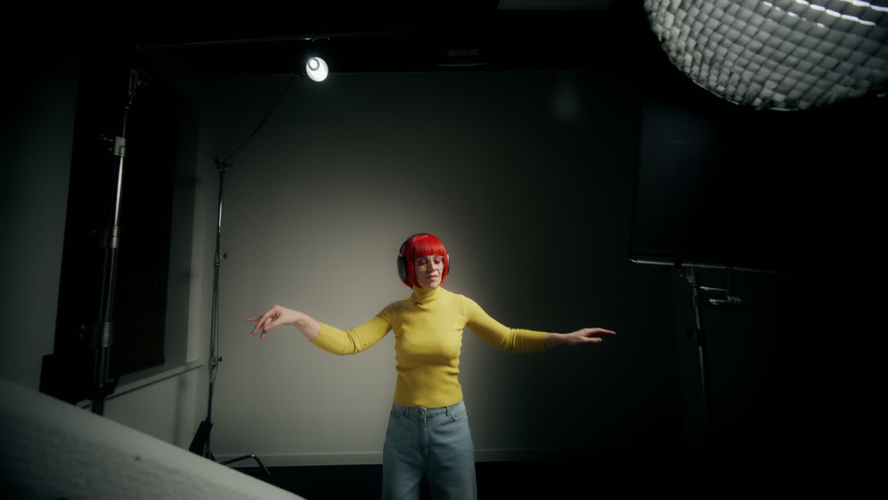 mujer bailando en un estudio de fotografía