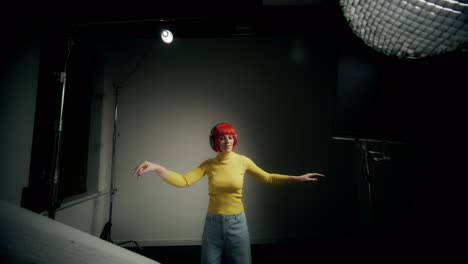 mujer bailando en un estudio de fotografía