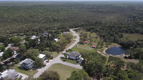 Girando-Desde-El-Pantano-Costero-Del-Weeki-Wachee,-área-De-Florida-Hacia-El-Este-Hasta-Las-Casas-Y-Propiedades-Frente-Al-Canal-Del-Río-Weeki-Wachee