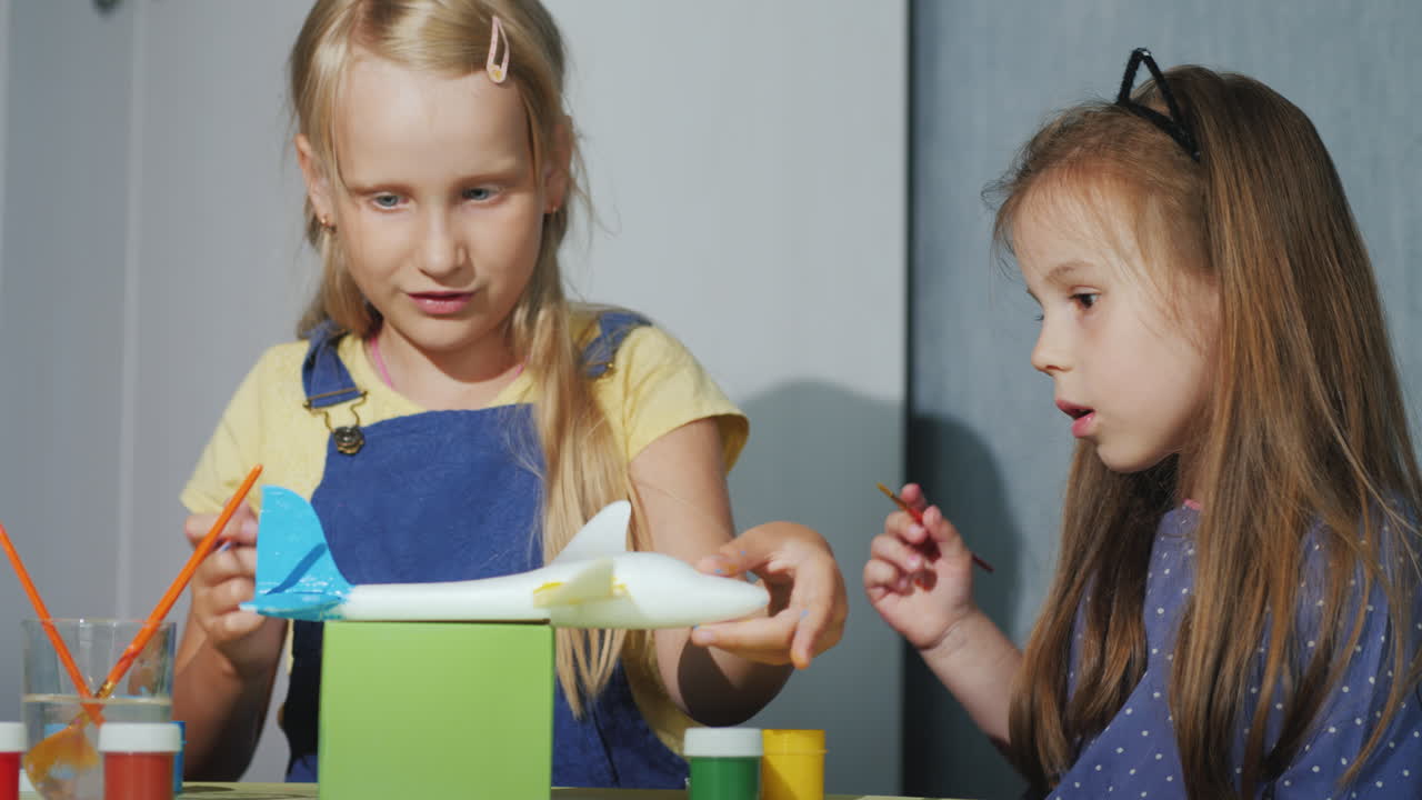 los niños se divierten juntos pintan un modelo del avión ríen juegos educativos dyal children 4k video