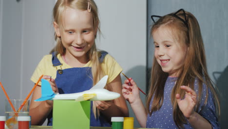 Kinder-Haben-Spaß-Zusammen,-Malen-Sie-Ein-Modell-Des-Flugzeugs-Lachen-Lernspiele-Dyal-Kinder-4k-Video