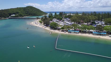 호주 퀸즐랜드에 있는 tallebudgera 크릭의 잔잔한 푸른 바다에서 인기 있는 수상 활동