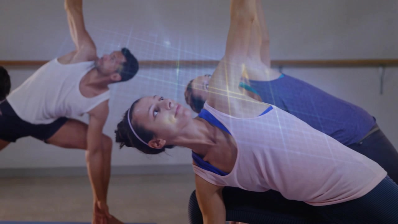 clase de yoga siguiendo la indicación del instructor para profundizar el estiramiento, en una torsión lateral sobre colchonetas, con una cuadrícula que muestra la alineación