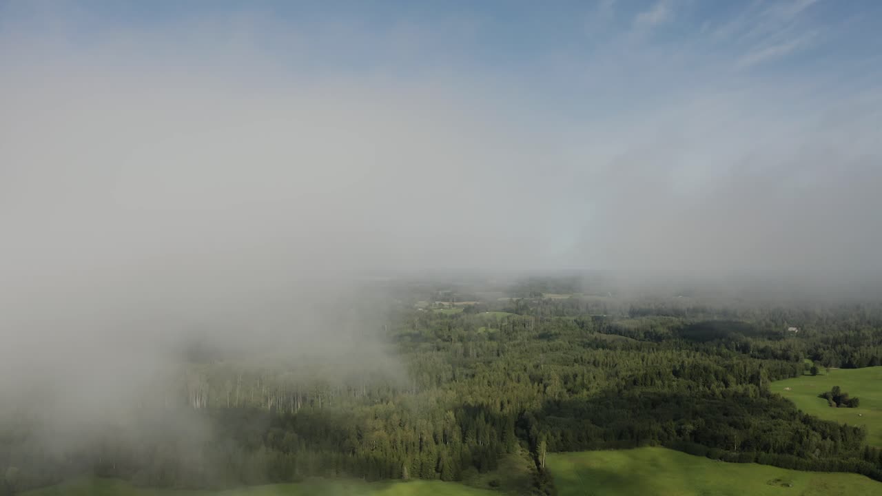 구름 위에서  ⁇ 으로 날아다니고 있습니다. 시골 공중