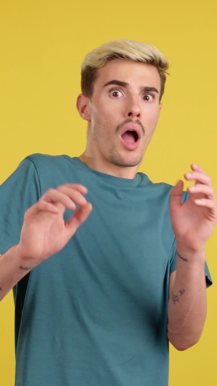 hombre con los brazos levantados