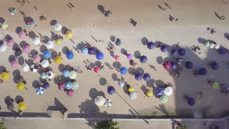 Aerial-ascending-shot-of-Praia-do-Morro-beach-in-Guarapari,-Espirito-Santo,-Brazil