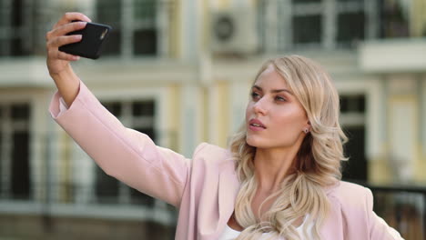 Portrait-of-a-woman-taking-a-selfie-on-the-street