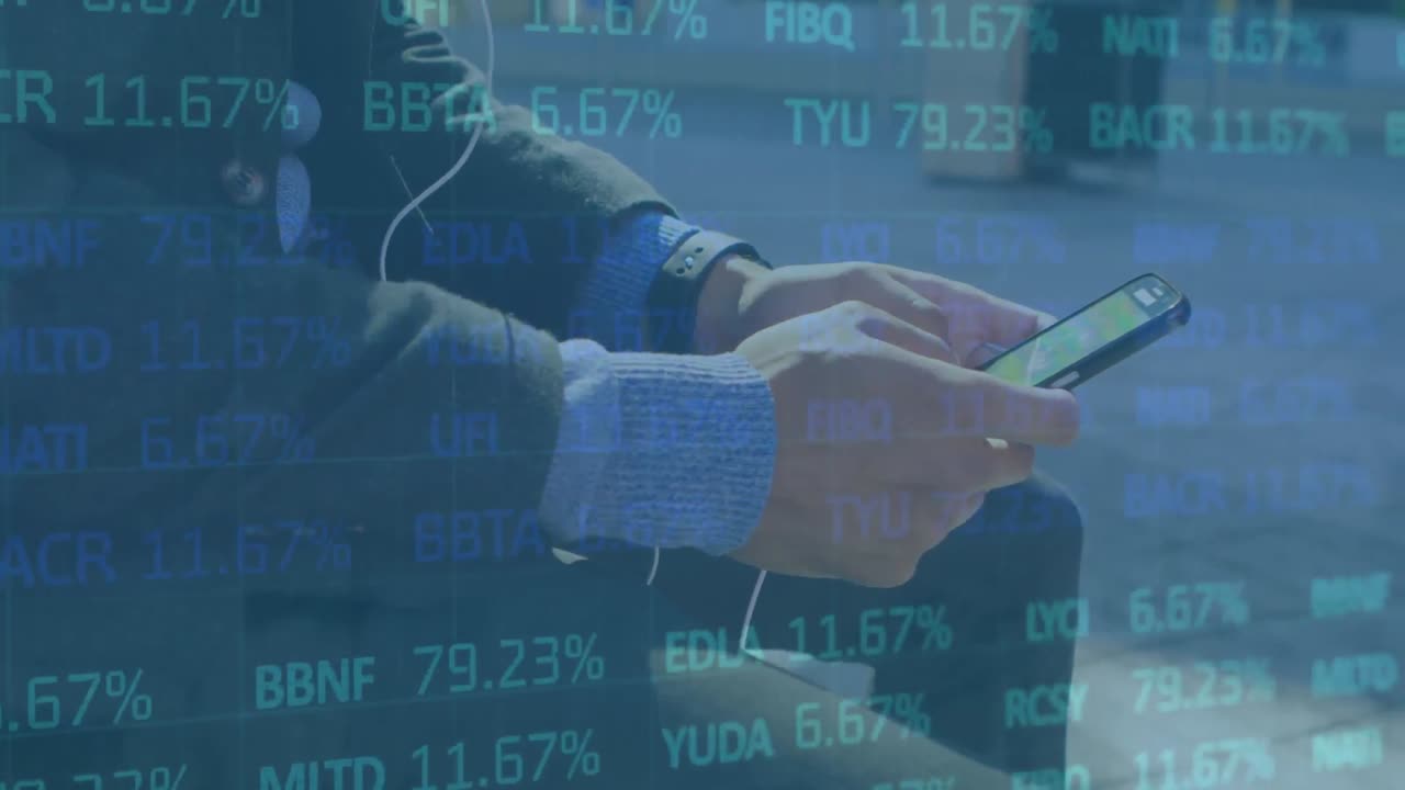 animación del procesamiento de datos del mercado de valores contra la sección media de un empresario que utiliza un teléfono inteligente.