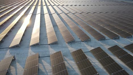 Vista-Aérea-De-Paneles-Solares-En-Una-Granja-Solar-Utilizada-Para-La-Producción-De-Energía-Limpia.