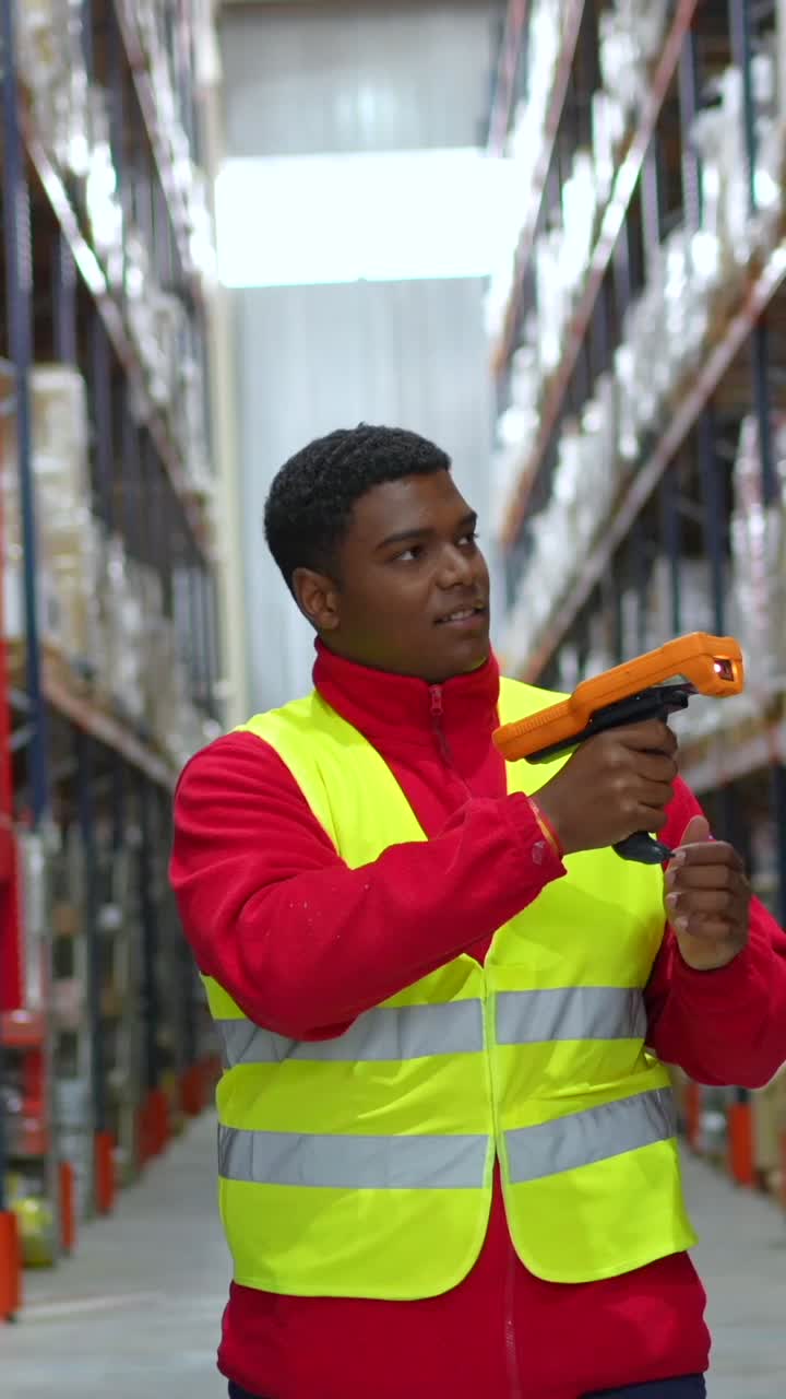Lavoratore di magazzino che scansiona l'inventario