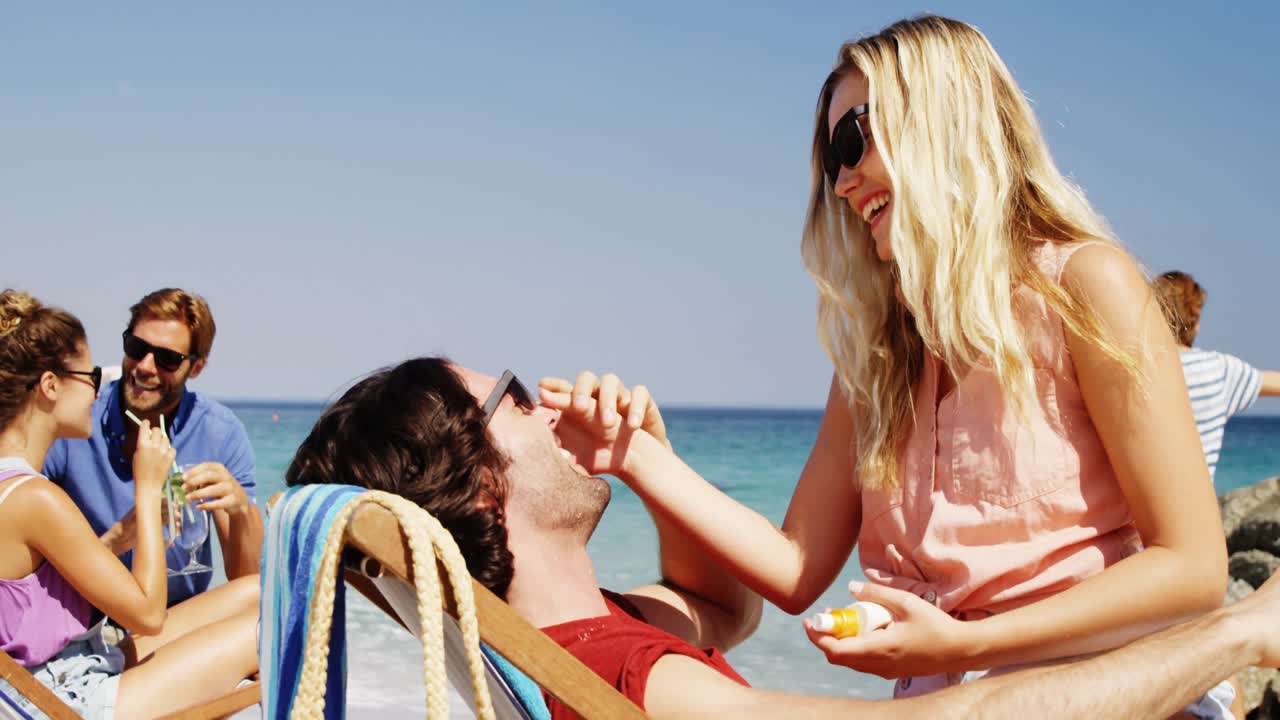 해변 에서 함께 즐기는 부부