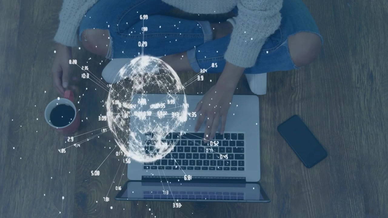 Donna che digita al laptop, un globo olografico appare e pulsa sopra la tastiera, analizzando i dati