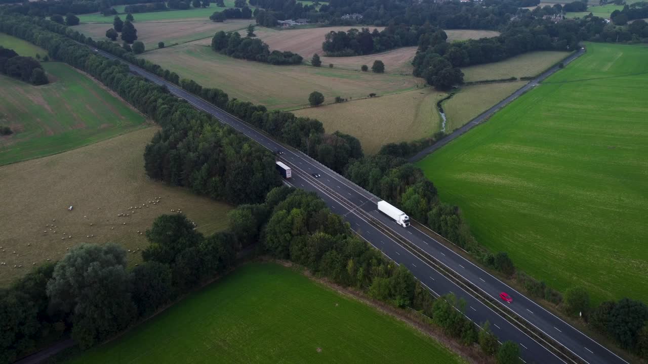 영국의 a2 도로를 따라 여행하는 트럭과 자동차