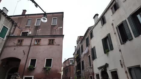 Exterior-of-Venetian-residential-Italian-buildings-in-Venice,-Italy