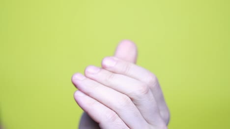 gesto masculino de la mano para dar