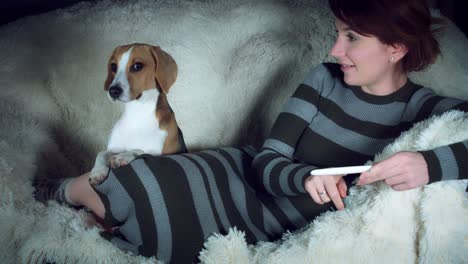 4k pregnant woman shows her puppy positive pregnancy test