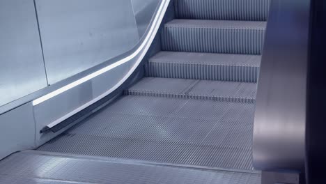 Detail:-Silberne-Rolltreppe-An-Einem-Sauberen-Und-Aufgeräumten-Bahnhof-Der-Stadt