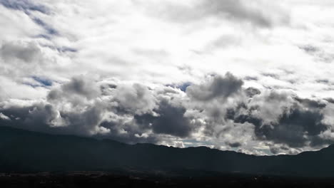 Lapso-De-Tiempo-De-Nubes-Pasando-Dramáticamente-Sobre-Un-Valle