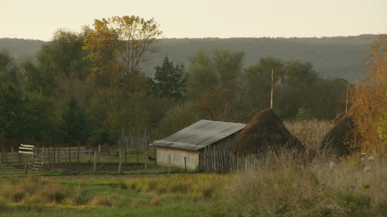 toma al atardecer de un edificio agrícola en rumania