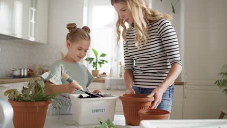 Video-De-Madre-E-Hija-Haciendo-Abono.