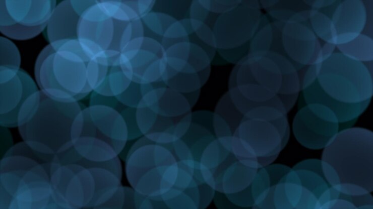 Grande bokeh rotondo blu che vola su sfondo scuro