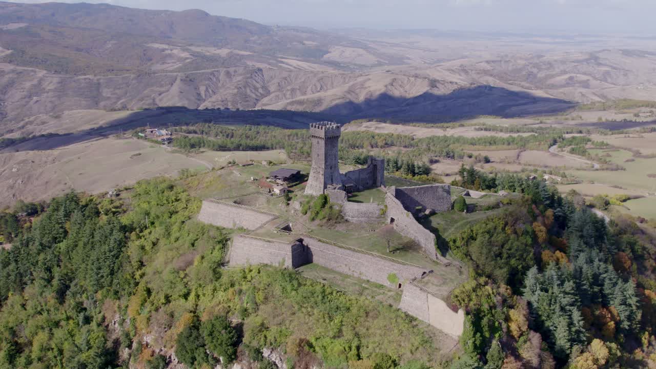 Suggestiva fortezza di Radicofani che domina la campagna toscana, Italia.