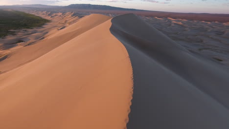 dunas de arena en el desierto tiro aéreo línea perfecta amanecer desierto de gobi mongolia