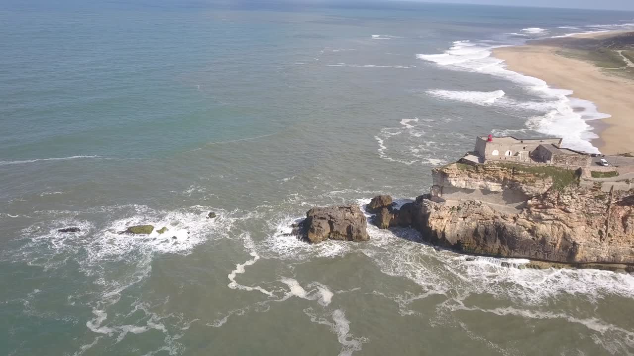 un lugar icónico en la costa atlántica, la meca del surf de grandes olas. vista del faro de nazare en el cañón norte de la zona, lugar con las olas más grandes de europa, nazare, portugal