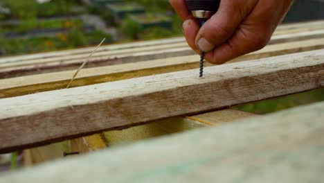 construcción de estructura de madera con un taladro