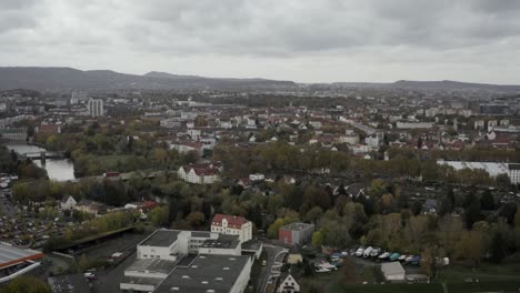 Toma-Aérea-De-Drones-Del-Centro-De-La-Ciudad-Alemana-De-Kassel-En-Alemania,-Hessen,-Europa