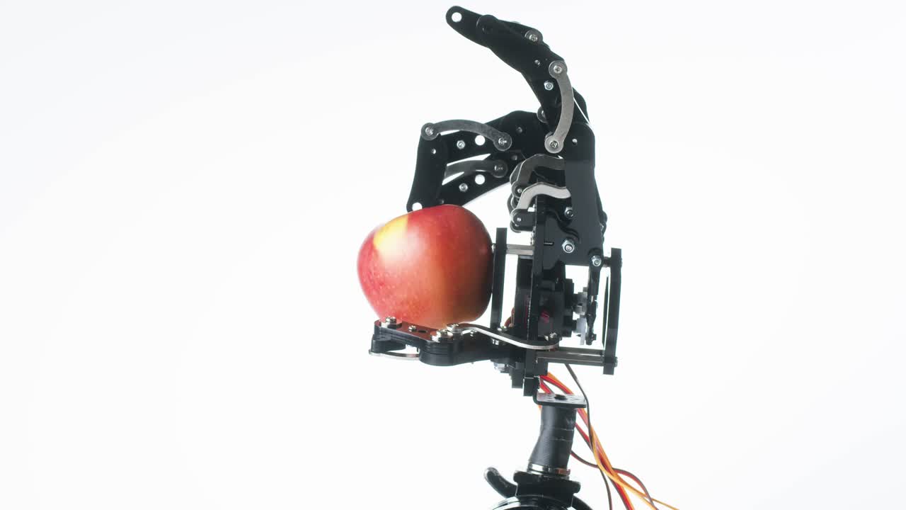 el brazo del robot recogiendo una manzana